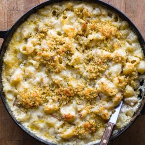 Close up french onion mac and cheese.